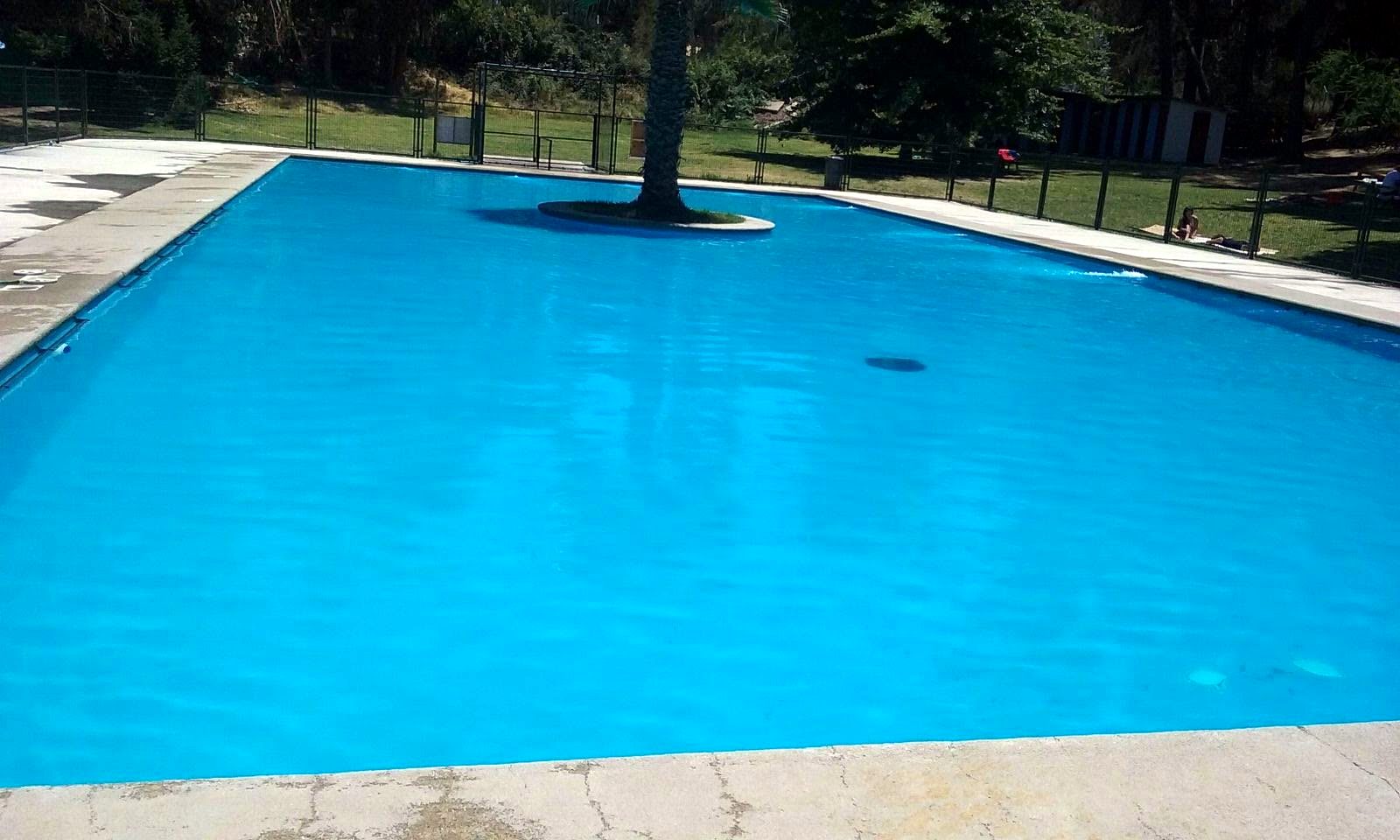 Lámina de agua junto a casa de piedra
