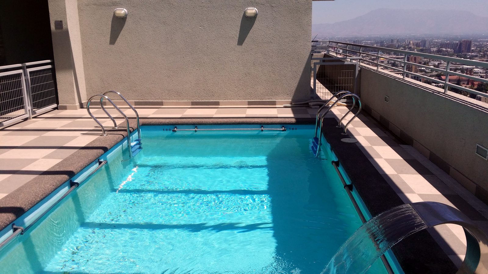 Piscina en azotea con vista a Santiago