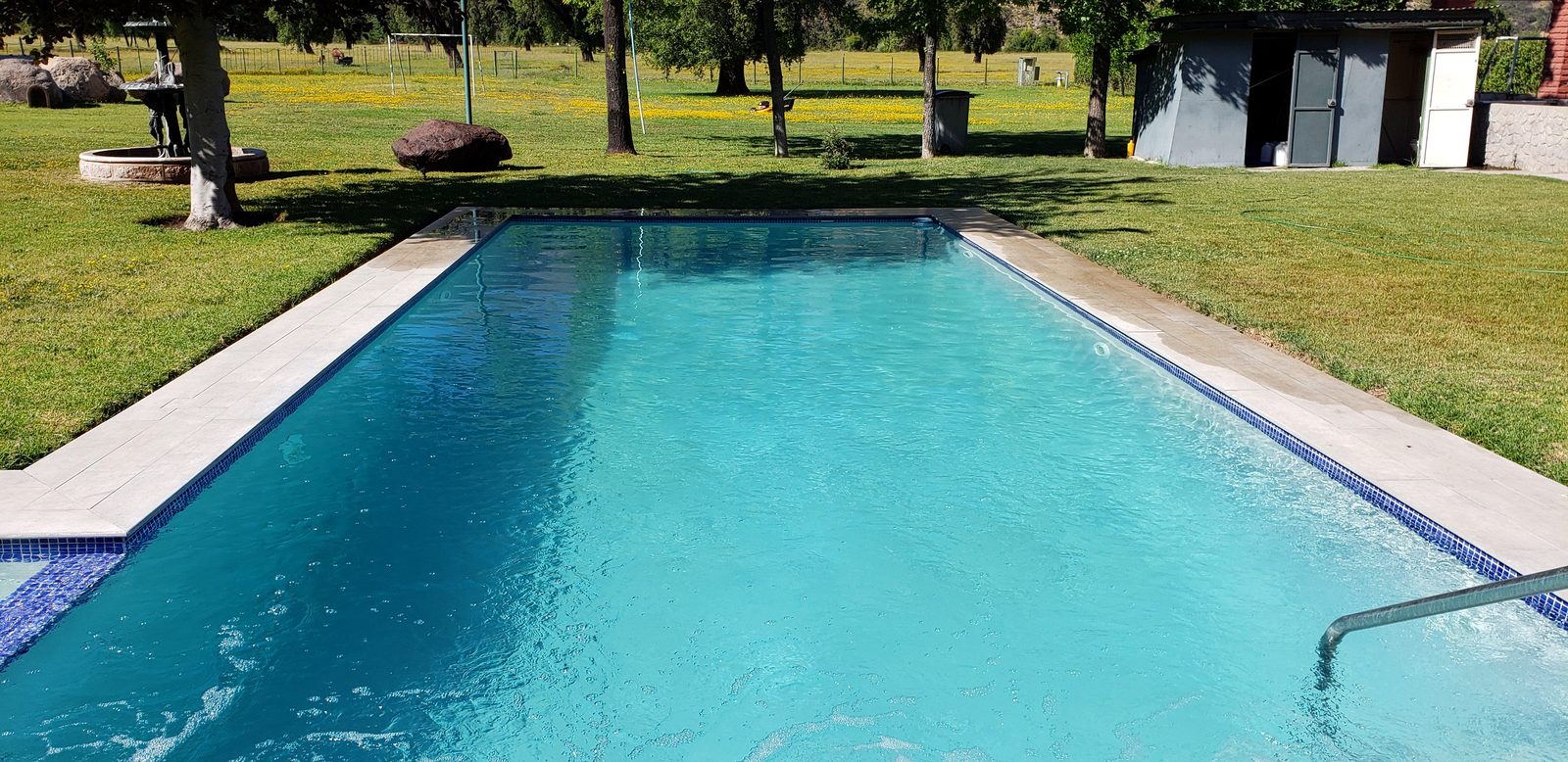 Piscina con hidromasaje en el campo