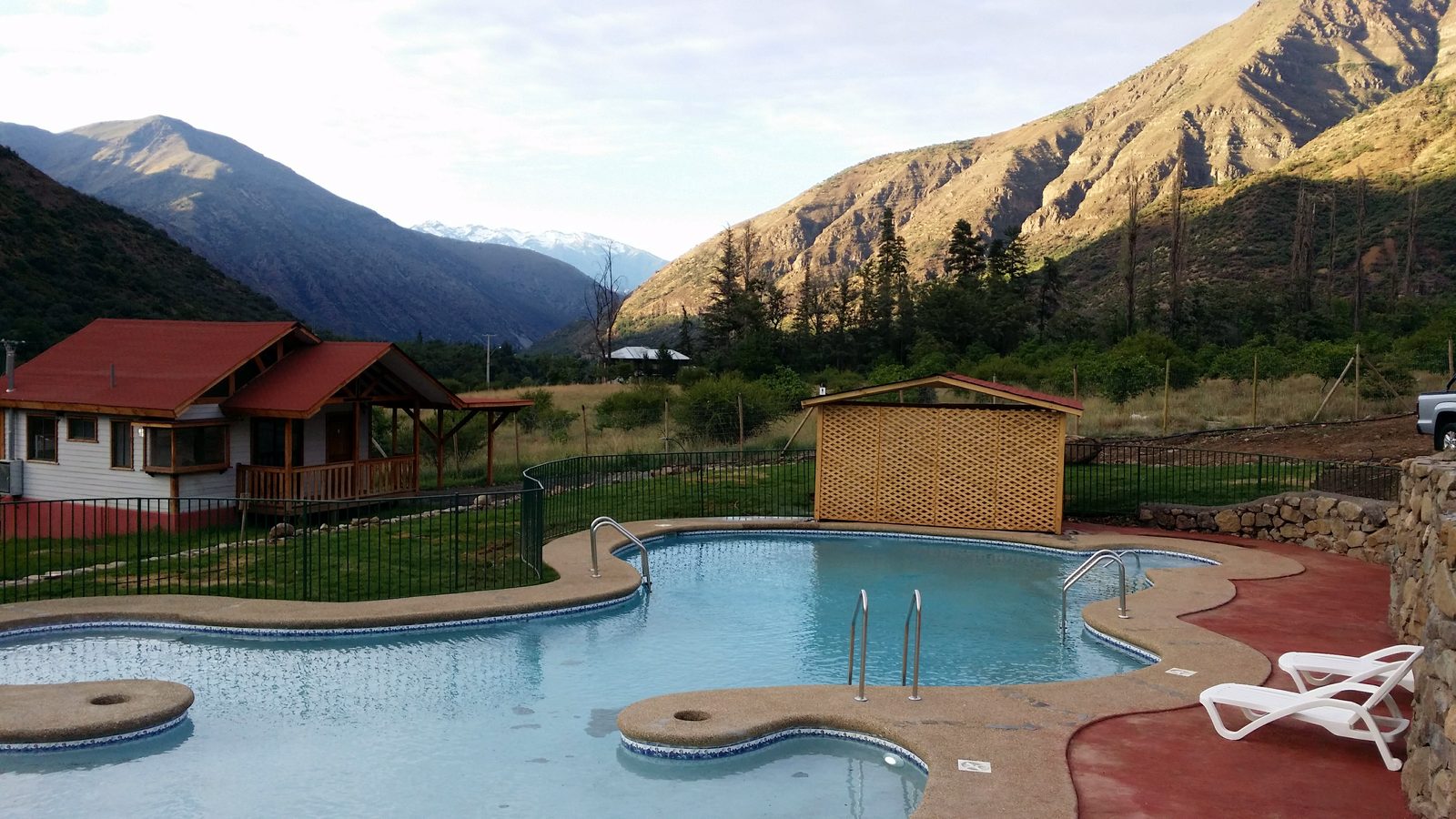 Piscina de forma orgánica en valle cordillerano